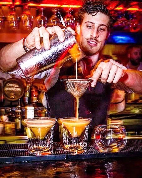 “Il nostro bartender matteo numero uno “
E voi volete provare i suoi cocktail a domicilio?oppure fare una cena in abbinamento?💣🔥😉
~
~
~
#bartenders #barmans #barmanstyle #barmanshow #bartenderlifestyle #cocktailrecipes #cocktailoftheday #cocktailart #flairbartending #cocktailbars