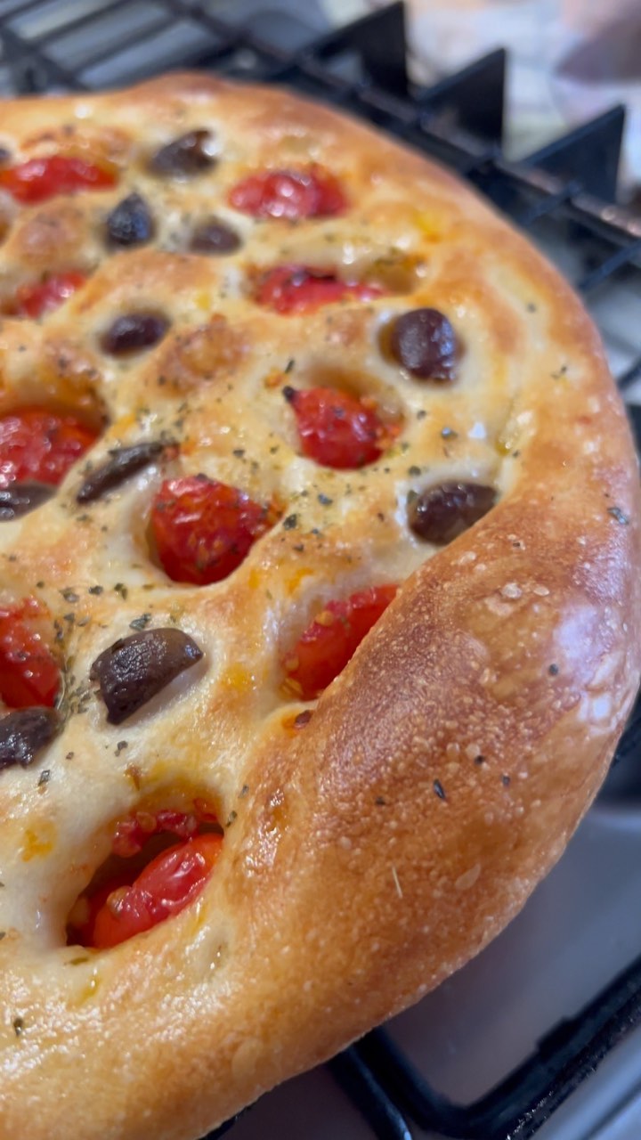 “LA NOSTRA SELEZIONE DI PANE/GRISSINI E FOCACCIA
Scegliendo il nostro servizio,le vostre cene a domicilio saranno sempre accompagnate da una selezione di pane, grissini e focaccia tutto fatto in casa da noi.
Un pane di circa 24 h di lievitazione,grissini stirati a mano all olio extravergine d’oliva e la golosissima focaccia barese (vi lascerò la ricetta qui sotto),le altre ricette di pane e grissini prossimamente 😜 il tutto sarà accompagnato da un burro francese montato,leggermente salato e affumicato.
Buon appetito 😜
Vi lascio la ricetta della focaccia:
-250g farina O w 340
-250g semola rimacinata di grano duro
-100 g patata bollita
-7/8g lievito di birra
-350ml acqua
-12g sale
-6g zucchero
Impastare tt gli ingredienti tranne il sale in un secondo
momento ,una volta fatto un impasto omogeneo lavorarlo e
farlo lievitare coperto da un canovaccio x circa 2/2 ore e
mezza, tagliare I impasto in panetti e metterlo su teglie
precedentemente oleate abbondantemente.Far lievitare X
altri 30/40 minuti nel forno spento.Stendere condire con
pomodorini, olive, origano sale e olio,far lievitare ancora per
30/40 minuti e cuocoere a 250 gradi x 12/15 minuti.
~
~
~
#selezione #panefattoincasa #grissini #focacciabarese #gourmetart #chefadomicilio #privatechef #luxurydinner #cateringservice #chefsplating #chefsexcellentplates #chefselection #artonplate #luxuryservice #crunches #breadlover #bakerylove #bakerylover #chefsplatform #chefstyle