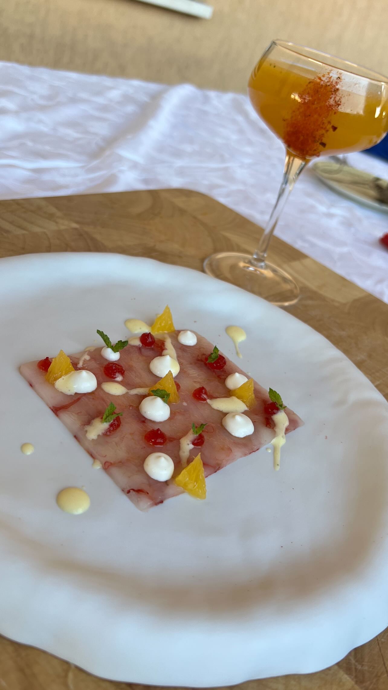 “GAMBARY ORANGE”
Oggi nuovo piatto in abbinamento al posto del classico
bicchiere di vino, ad un cocktail : “EXOTIC CEVICHE”.
La cucina è in continua evoluzione e va sempre più di moda il
food pairing (piatto abbinato ad un cocktail), qui abbiamo un
carpaccio di gamberi rossi con un gel di Campari, dressing all
arancia, arancia a vivo e burrata abbinato a questo cocktail a
base di lime/cachaca/purea di fruit passion/sciroppo di
zucchero al peperoncino e a chiudere una striscia di shichimi
togarasci un mix di spezie giapponesi.
Provate questo abbinamento vi assicuro che è una bomba.
Qua alla @la_nero_di_seppia il nostro barman, ormai mi avete
scoperto, si Matteo il nostro barman è mio fratello ,che dopo
10 anni in giro per il mondo nei migliori bar e hotel di lusso è
tornato in Italia e per ora spinge forte nei miei servizi a
domicilio. e9
PER IL CARPACCIO:
-aprire a metà 4/5 gamberi rossi metterli tra due fogli di carta
forno o in un sacchetto sottovuoto e batterli, dagli una forma
aiutandosi con un tarocco poi congelare per un oretta.
PER IL GEL DI CAMPARI
-mettere 200ml di Campari in un pentolino portarlo a bollore
e aggiungere 1.5g di agar agar e far
raffreddare, successivamente frullare il tutto e mettere in un
biberon
PER LA BURRATA
frullare la burrata con olio, sale, pepe e un goccio di panna e
mettere in un biberon
Comporre il piatto con dei pezzetti di arancia a vivo e
qualche fogliolina di menta
BUONA VISIONE E BUON APPETITO 😋
Piatto @royale.porcellana
#gamberorosso #campari #campariorange #ceviche
#fruitpassion #exoticfood #gourmetchef #carpaccio
#foodpairing #antipasto #gourmetdinner #chefathome
#chefadomicilio #chefstime #royaleporcellana #foodfish
#chefsknife #gourmettraveller #bartenderlove #barmanlife