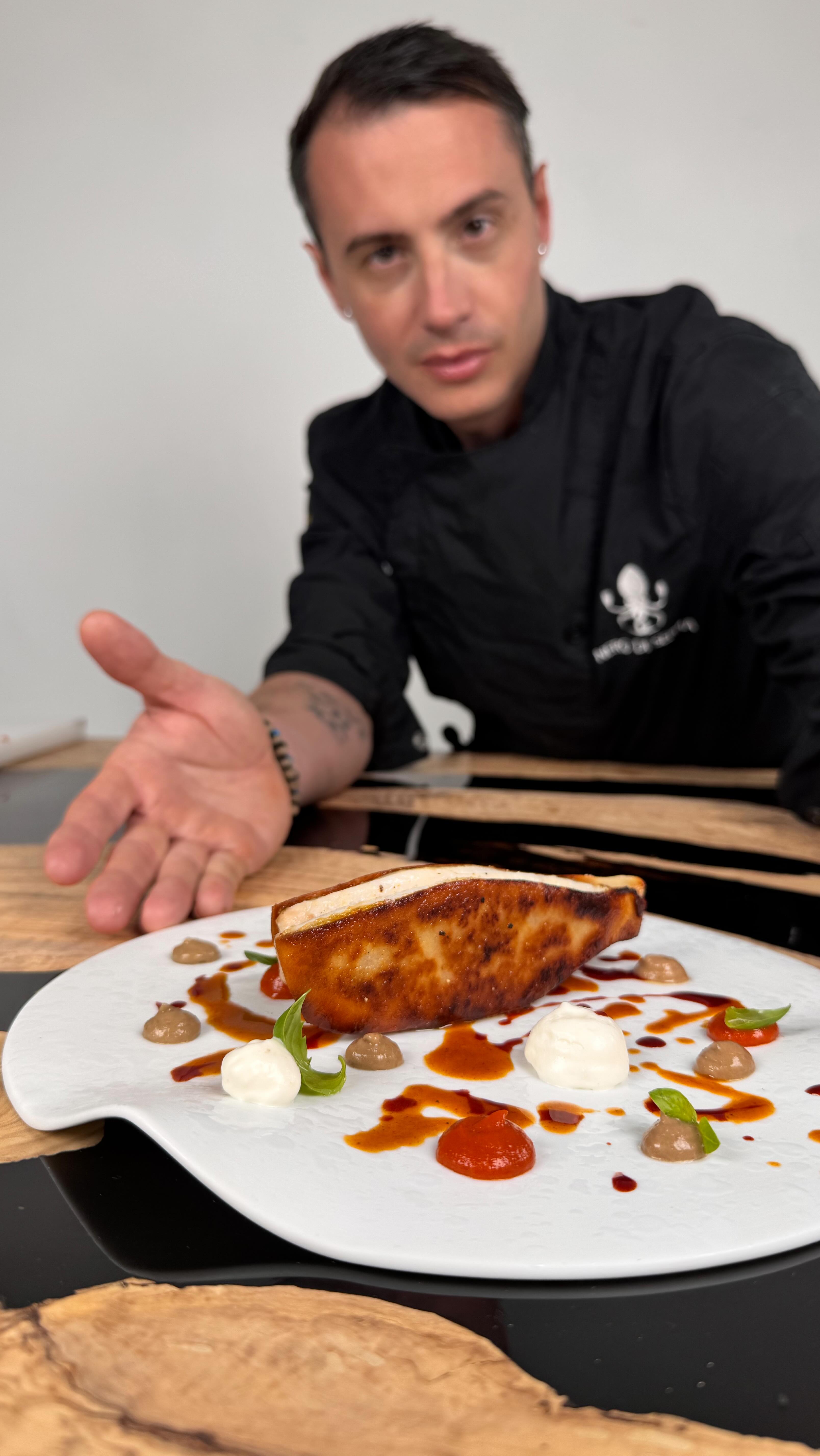 TRIGLIA ALLA PIZZAIOLA 🍕
Salva la ricetta completa⬇️
Nuovo piatto presente nei nostri menu a domicilio,se vuoi salvare la ricetta completa vai sul mio profilo @crazysimo_7 sull ultimo reel e prova a rifarla a casa 😋
~
Se vuoi info su una cena a domicilio,un evento privato o un matrimonio scrivici per un preventivo senza impegno a info@lanerodiseppia.com oppure visita il sito Lanerodiseppia.com
Videomaker @mattiasoracee il nostro direttore numero 1
~
#videoricetta #chefadomicilio #luxurycatering #triglia #privatechef
