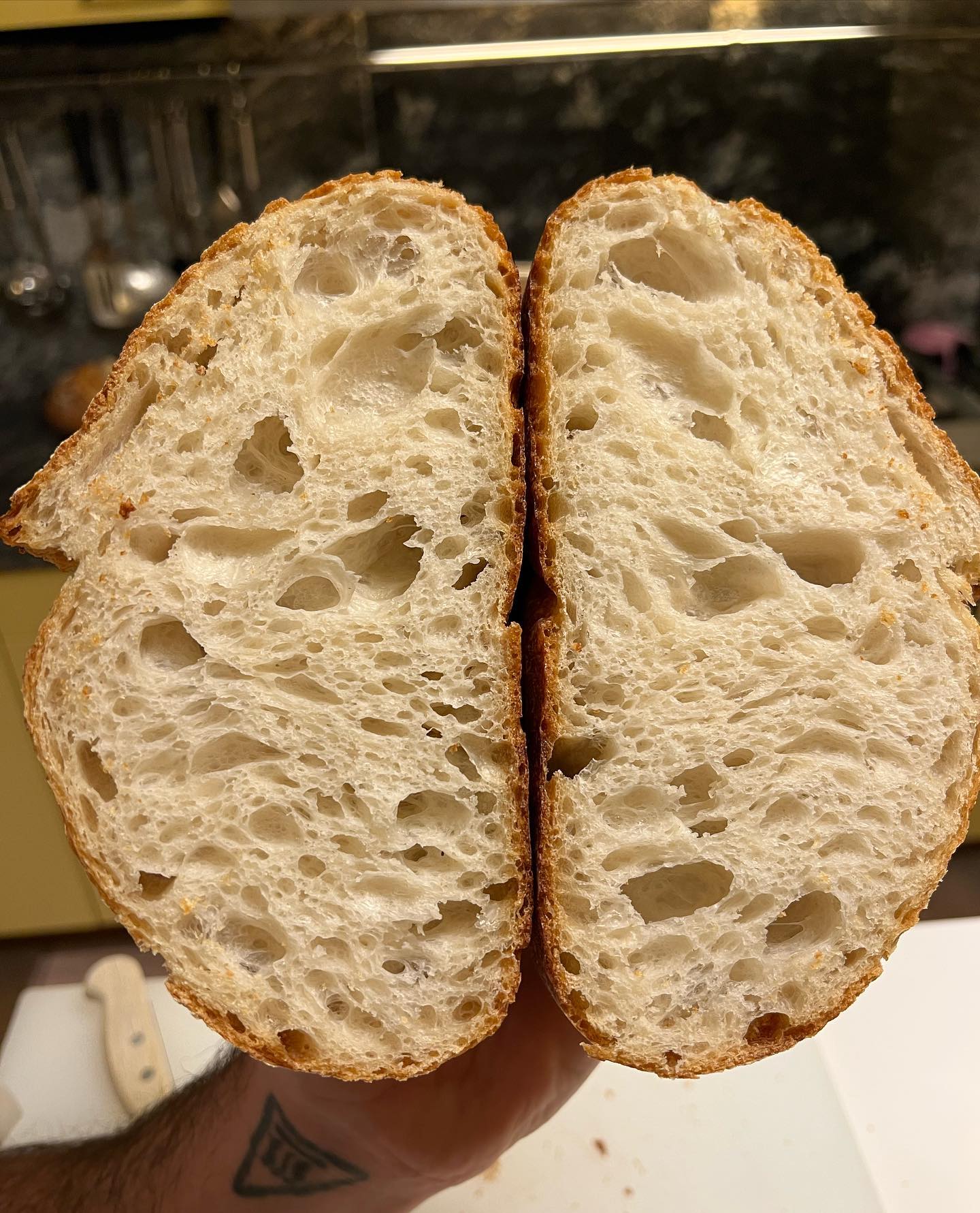 “Il nostro pane solo con lievito madre “
Perché là nero di seppia è anche questo:qualità.
Ecco il nostro pane che serviamo nelle nostre cene a domicilio:fatto con farina di tipo 1 e lievito madre,servito caldo con il nostro burro montato affumicato,una bomba 🔥🔝😉
Questo risultato l ho ottenuto grazie al corso di panificazione fatto dal numero uno @simone.chiappini , consigliatissimo 🔝😉
~
~
~
#pane #lievitomadre #lievitomadrevivo #lievitonaturale #panefattoincasa #chefadomicilio #luxurydinner #gourmetexperience #gourmetart #alveoli #croccante #pagnotta #privatechef #chefsplate #chefsexcellentplates #gourmetparadise