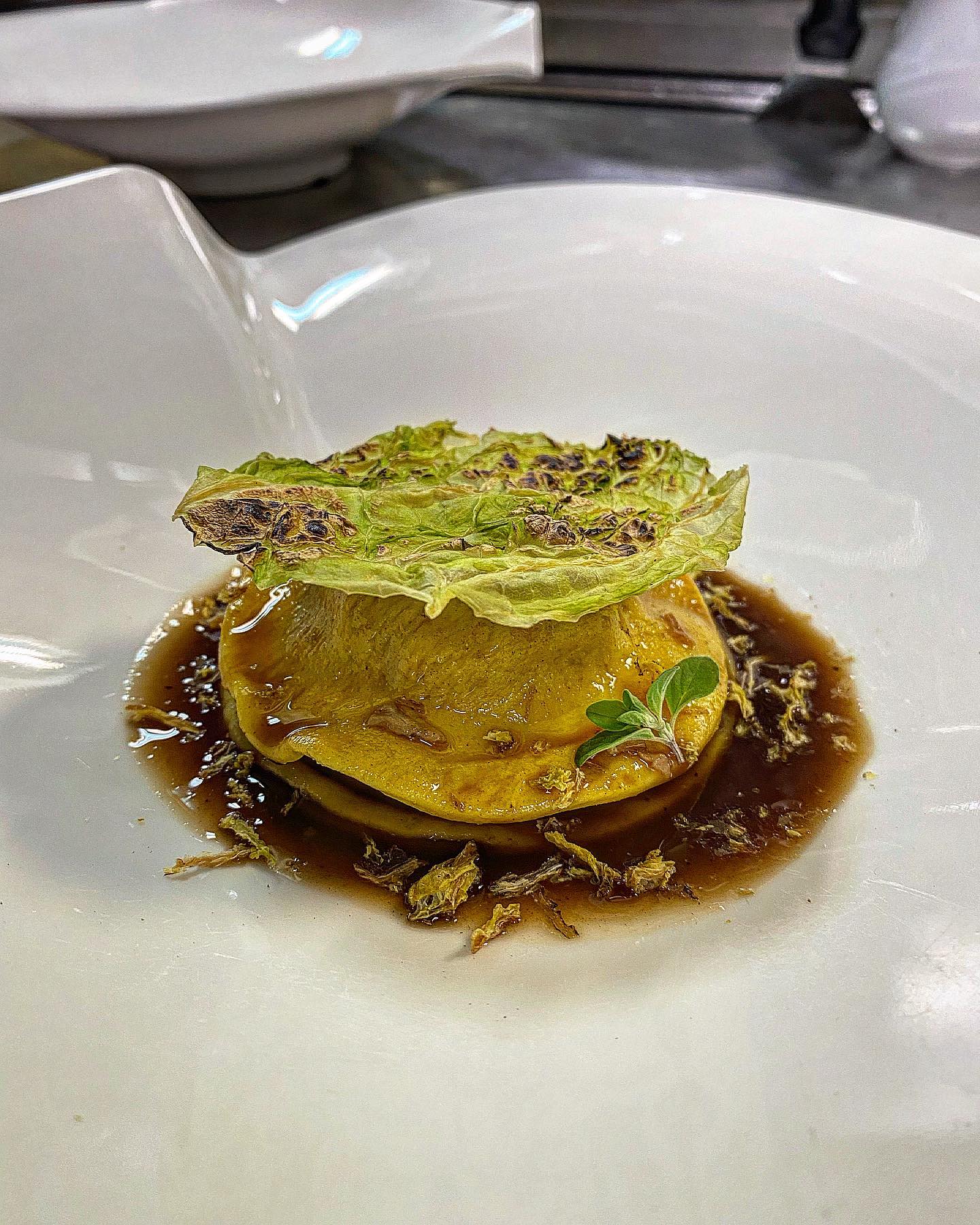 “RAVIOLONE RIPIENO DI GENOVESE D ANATRA VERZA E LEMONGRASS,SALTATO NEL SUO FONDO,VERZA BRUCIATA”
Piatto disponibile nelle vostre cene a domicilio fatte da me o da @chefassugram .
SE HAI OSPITI E NON HAI VOGLIA DI CUCINARE MA TI VUOI VIZIARE,LA NERO DI SEPPIA DEVI CHIAMARE 😜
Buon appetito 😋
~
~
~
#chefadomicilio #luxurycatering #chefadomicile #cucinagourmet #raviolo #pastaripiena #pastafresca #primipiattiitaliani #primipiatti #gourmetdinner #gourmetchef #professionalchefs #cucinamoderna #cucinamediterranea #anatra