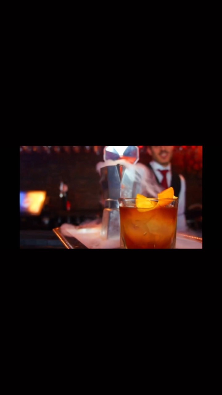 “SMOKED COFFE OLD FASHIONED”
Altro super cocktail fatto dal nostro bartender numero uno 🔥🔥
Se anche voi volete assaggiare i suoi capolavori da soli oppure abbinati ad un menù degustazione scriveteci,
La nero di seppia ha quello che fa per voi!
State organizzando un evento,una cena tra amici un banchetto,penseremo a tutto noi:cibo/bevande(vino e cocktail)e in più lasceremo tutto pulito 😉👍
Info in direct oppure a @crazysimo_7
~
~
~
#bartender #oldfashionedcocktail #cocktailrecipes #barmanlife #barmanstyle #cucinagourmet #chefadomicilio #barmanshow #barmanager #barmanagement #foodpairing #privatechef #luxurycatering #lanerodiseppia